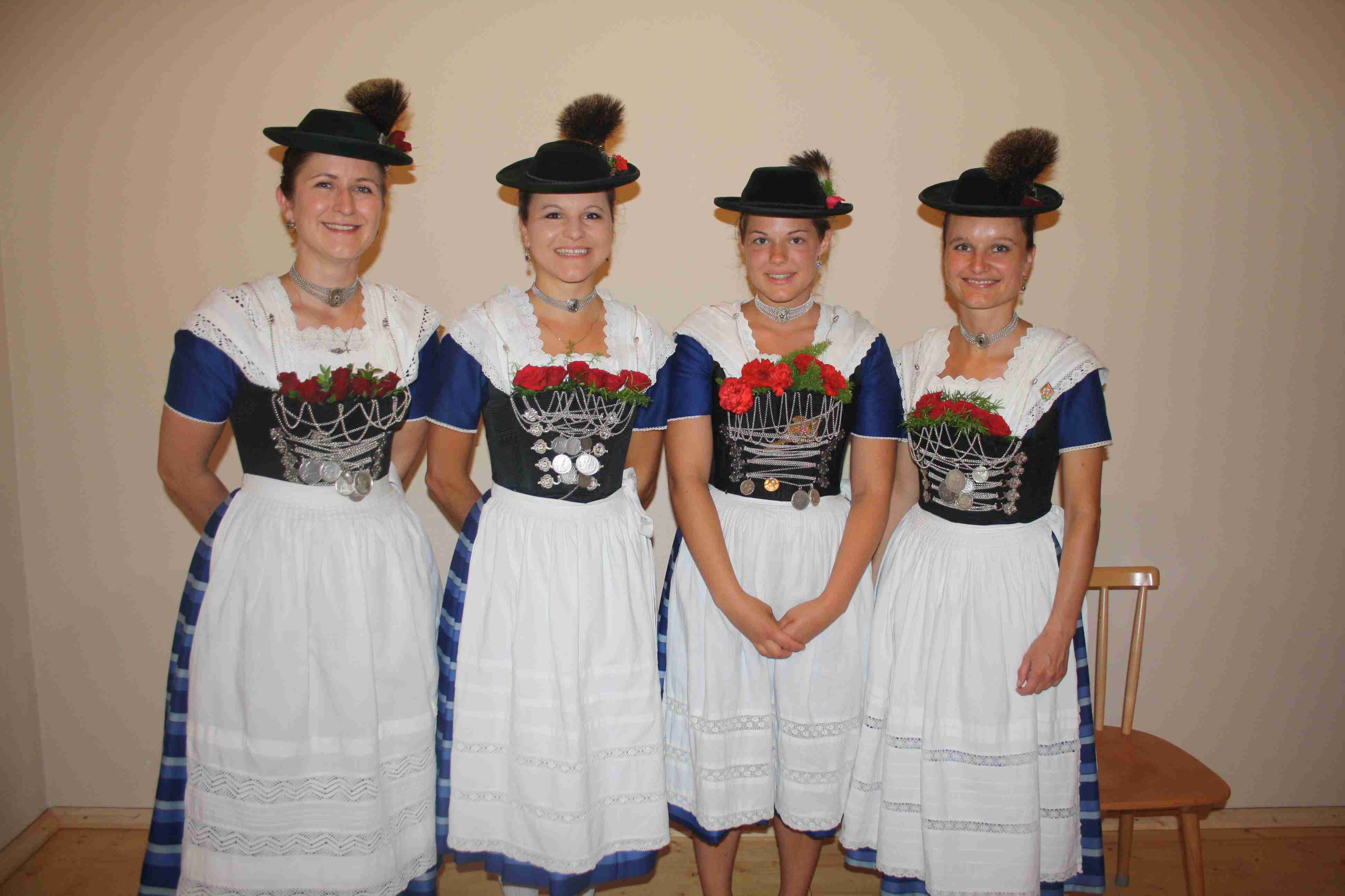 2013_preisplattln_gruppenbild_aktive_dirndl