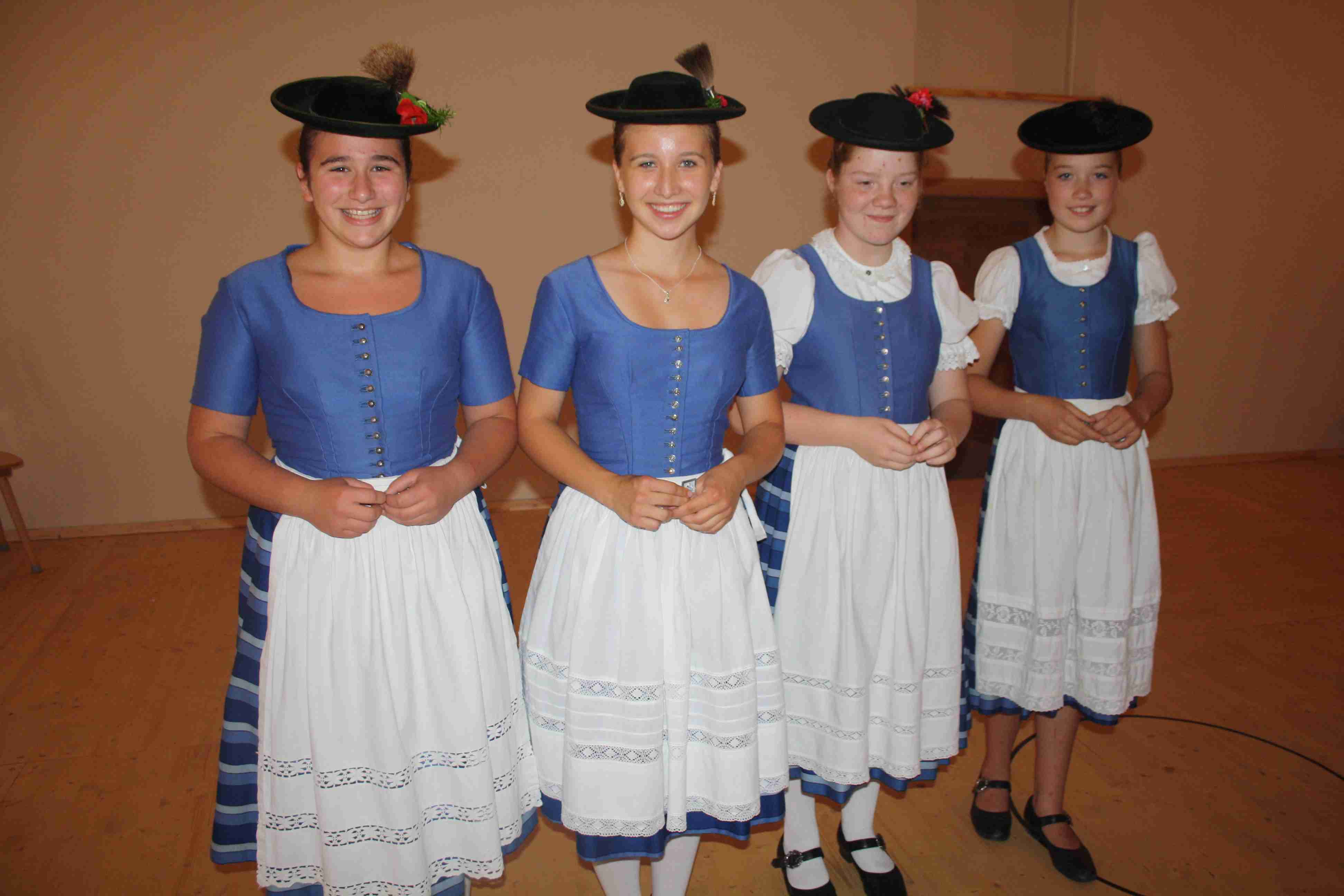 2013_preisplattln_gruppenbild_jugend_dirndl